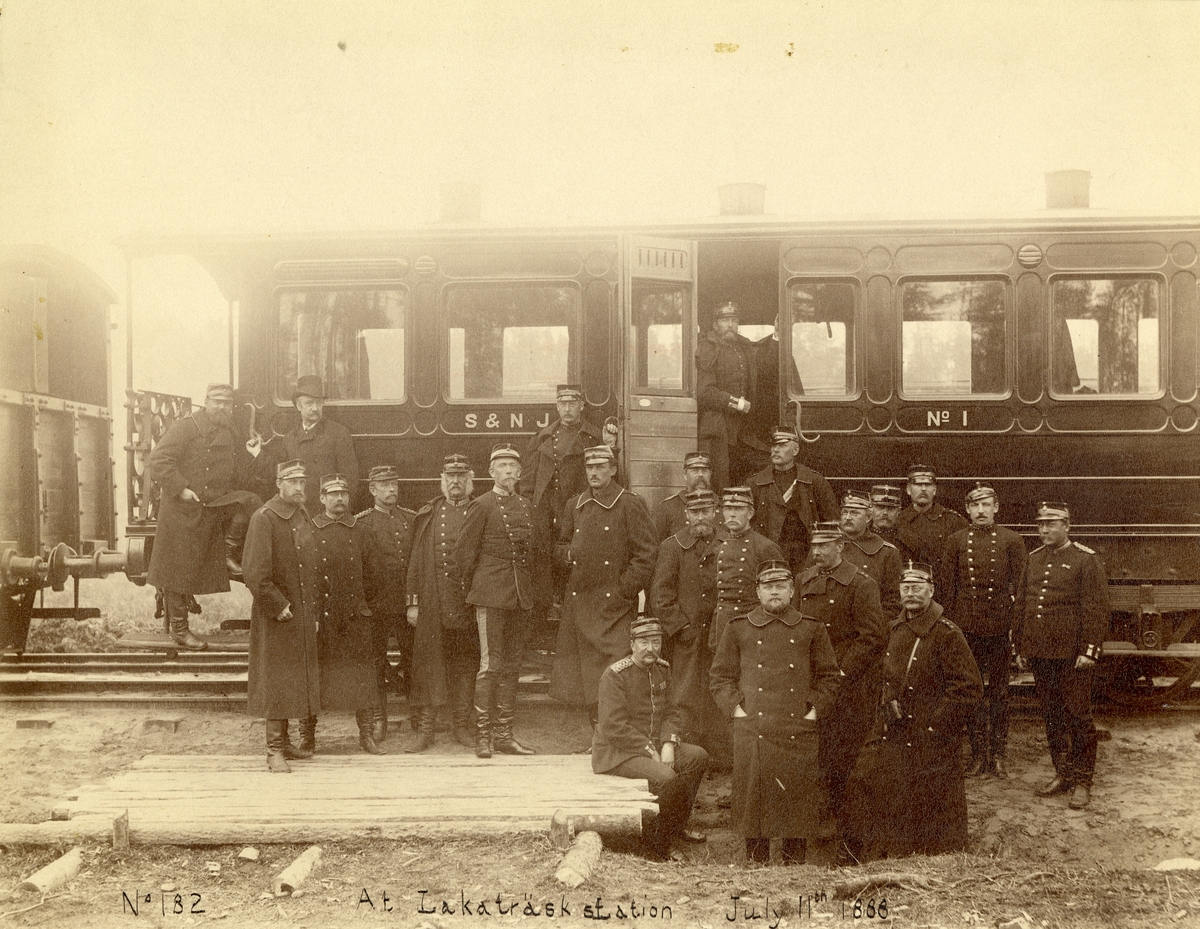Officerare från Generalstaben utanför järnvägsvagn på Lakaträsk station den 11 juli 1888.