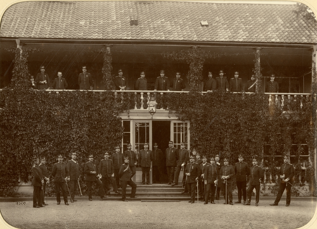 Officerskåren vid Upplands artilleriregemente A 5 utanför Eklundshof-Polacksbacken, 1899.
För namn, se bild nr. 3.