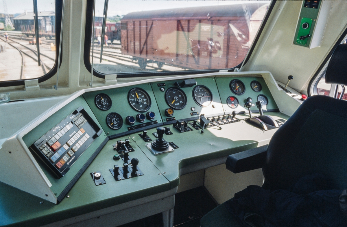 Førerbordet i MaK DE 1024 240.003-4, et tysk diesellokomotiv som var på prøve hos NSB.