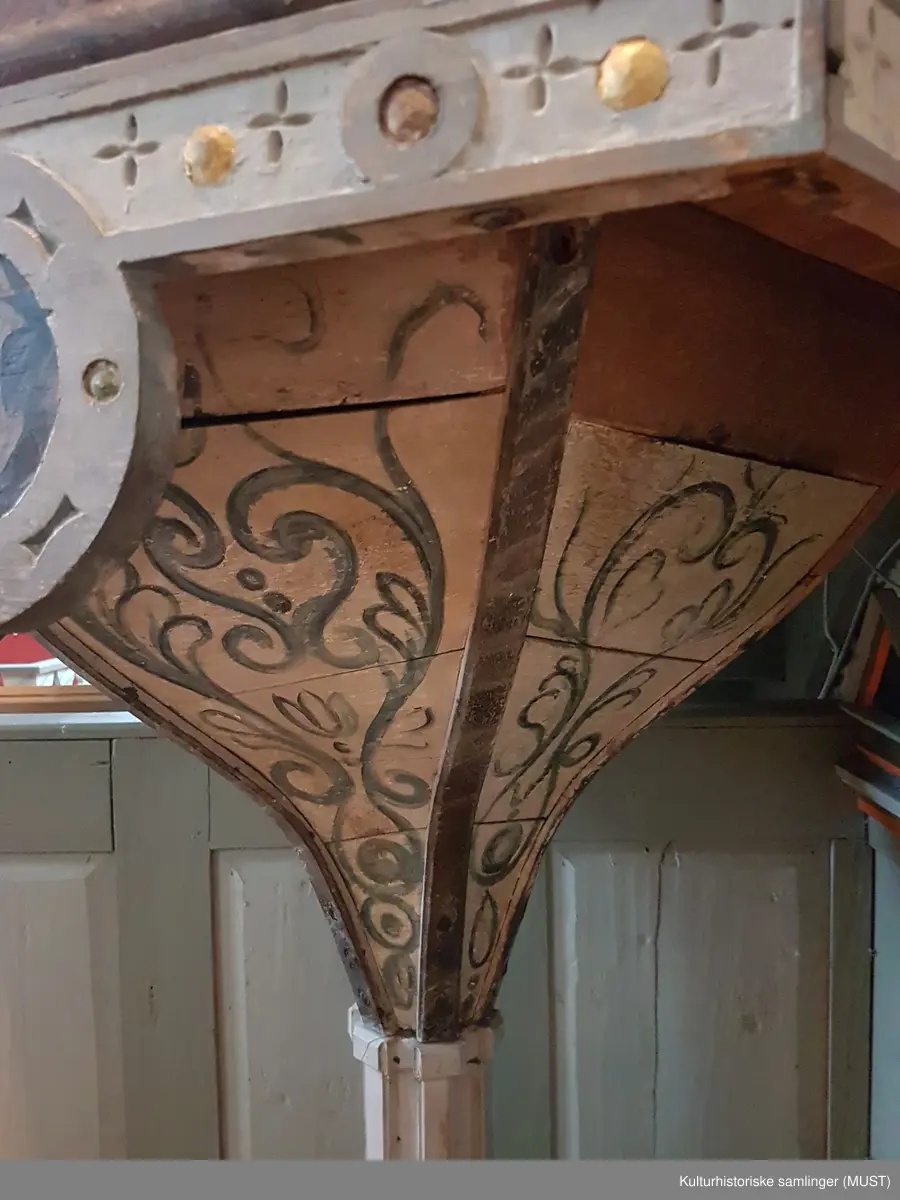 Bemalte felt med billedlige fremstillinger av disiplene (fra venstre) Matheus, Marcus, Lucas og Johannes.