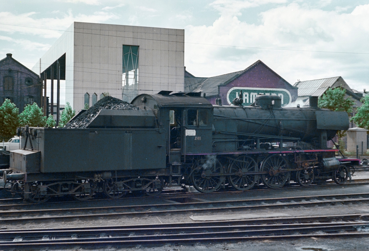 Damplokomotiv type 30a nr. 281 på Hamar stasjon.