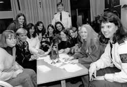 Gruppebilde met lennsmannsbetjenter og ungdomsskoleelever.
