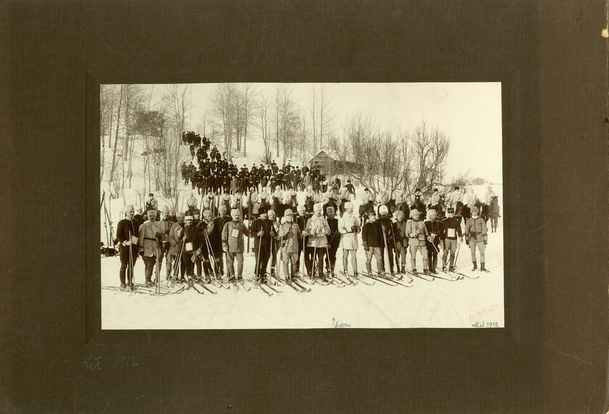Officerare på skidor och andra på hästar, 1912.
