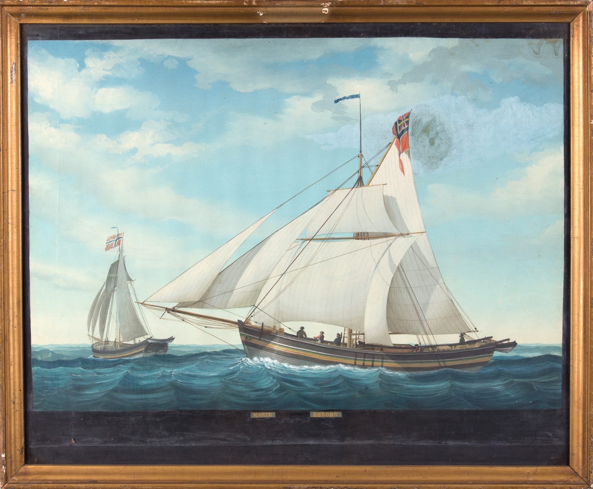 Skipsportrett av jakt MARIE. Tvillingportrett, fartøyet er sett både fra langsiden og fra akter. Fartøyet fører blå vimpel og norsk flagg med unionsmerke. 5 mann ombord.