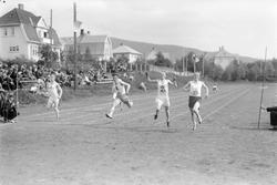 Friidrett på Sportsplassen. 100 m. To  Kristiansundere m.fl.