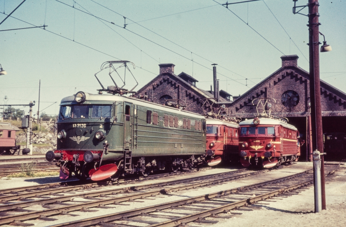 Elektriske lokomotiver utenfor lokomotivstallen på Hamar. Nærmest El 13 2136, bak to El 11.