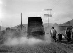 Makadamisering. Legging av asfalt v/Hesselberg`s, nord for b