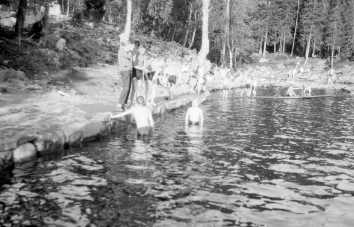 Badedammen i Mesnaelva. m/ avsperring for nybegynnere. - Maihaugen ...