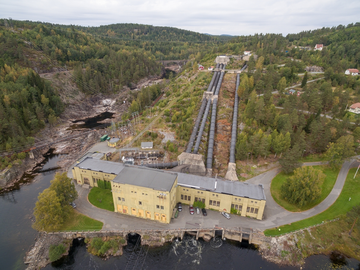 Bøylefoss kraftstasjon. Bøylefoss kraftstasjone med røyrgate. Langs elveleiet på venstre side av kraftstasjonen går tømmerrenna, på andre sida går jernbana, Arendalsbana, som krysser elva over Bøylefoss bru. Kraftstasjonen vart bygd i perioden 1911-1913 og var blant dei største kraftstasjonane i Norge på den tida. Seinare har ein utvida produksjonen i takt med aukande regulering av vassdraget og i dag har Bøylefoss installert effekt på 65 MW. Sett mot NV.