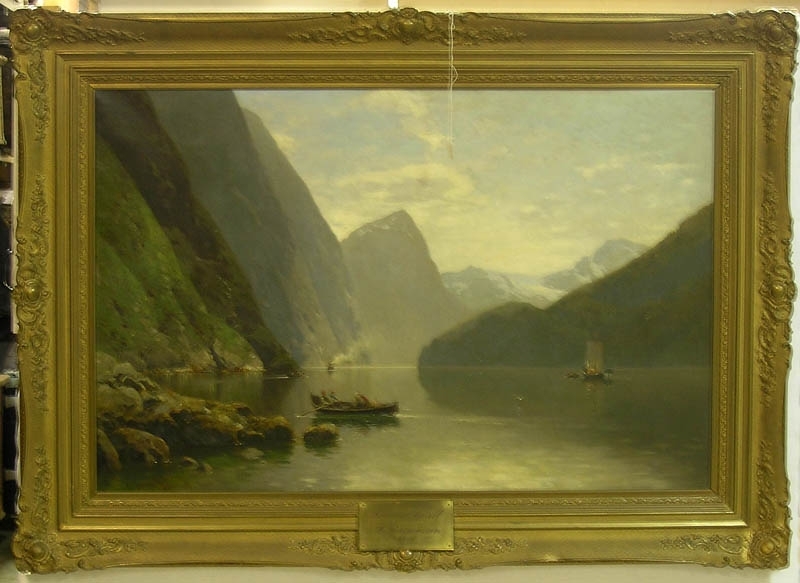 Enligt liggaren: Norskt fjordlandskap. Märkt: "Norveg Fjord" A. Rasmussen 1889. Förgylld, ornamenterad träram. :: Montering/Ram: Monterad i förgylld ram.
