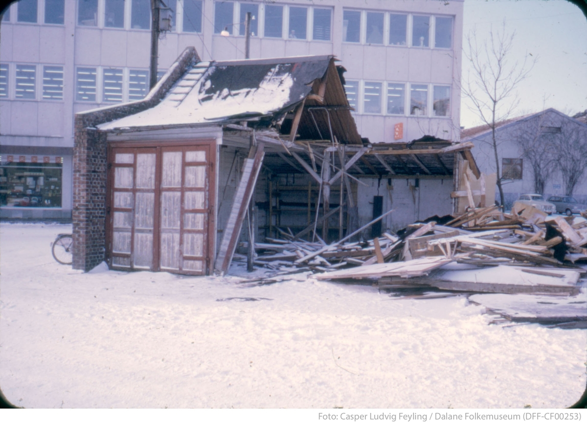 Riving av den gamle brannstasjonen i Lervika