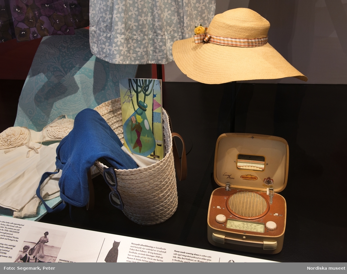 Mitt 50-tal utställning på Nordiska museet, (öppning 
2017-11-10)
Nylonstrumpor, korsetter, slanka midjor och vippiga kjolar. Men också eleganta handskar, hatt, stora pärlörhängen, jeans och rutig skjorta. Höstens nya modeutställning är ett frosseri i det kvinnliga femtiotalsmodet och en tänkvärd inblick i de för tiden rådande samhällsidealen.

På 1950-talet blåste förändringens vindar. Andra världskriget var över och amerikanska influenser svepte in över Norden. Via film och musik nåddes unga kvinnor av utmanande ungdomsideal.