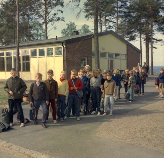 Foto från Strandskolan 1965. Skolbarn utanför skolan. Endast neg finns.