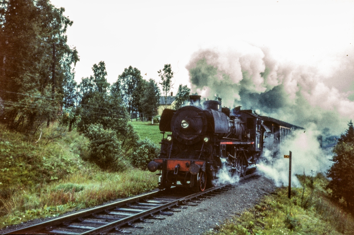 Persontog fra Trondheim mellom Heimdal og Selsbakk stasjoner. Toget trekkes av damplokomotiv type 26c nr. 432.