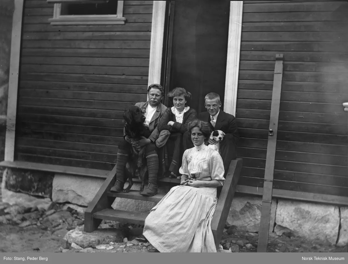 Gruppebilde på trapp, to menn, to kvinner, to hunder, Årdal, 26.7.1910