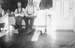 Gruvearbeidere. Inne på brakka. Gunnar Erlandsen og Hans Sol