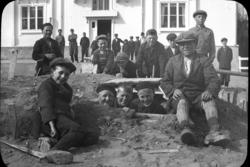 Toftes Gave, Nedre Sund, Helgøya. Gutter leker i sandhaug