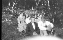 Folkegruppe sittende i skogen, Stonglandseidet.