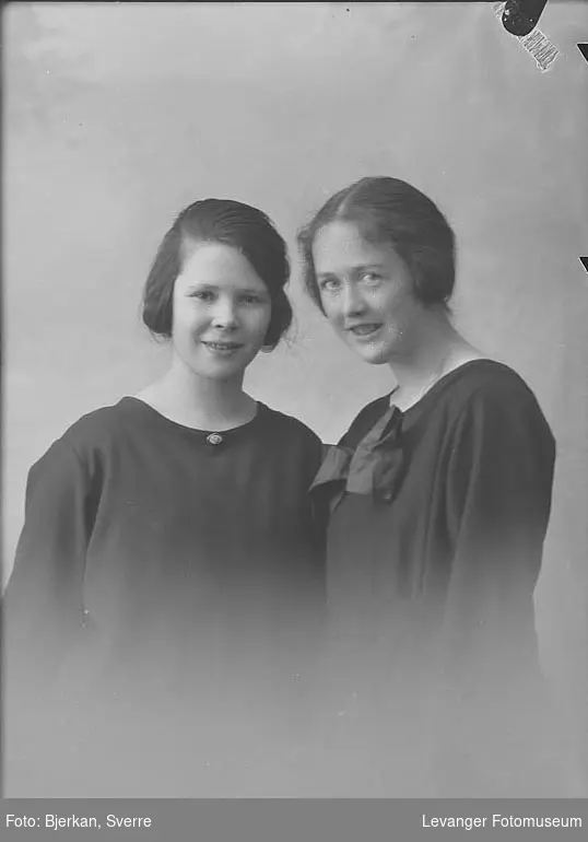 Portrett av Signe Bjerkan til venstre
Portrett av Ingeborg Folkvord til høyre