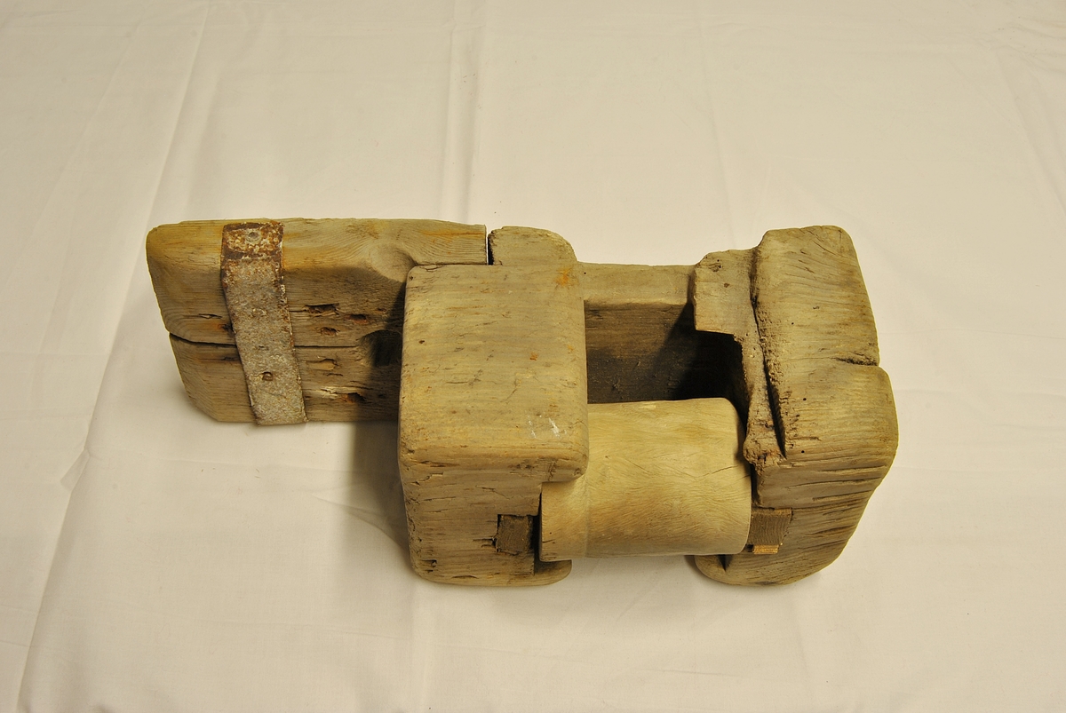 Form: Rektangulær med rund midt-del