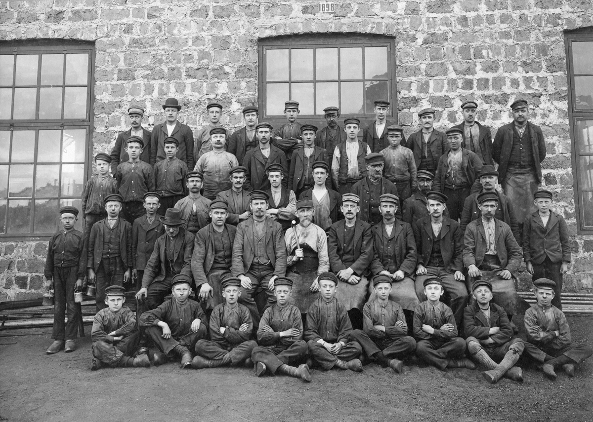 Arbetare vid Ramnäs Bruk, Västmanland, omkring 1900.