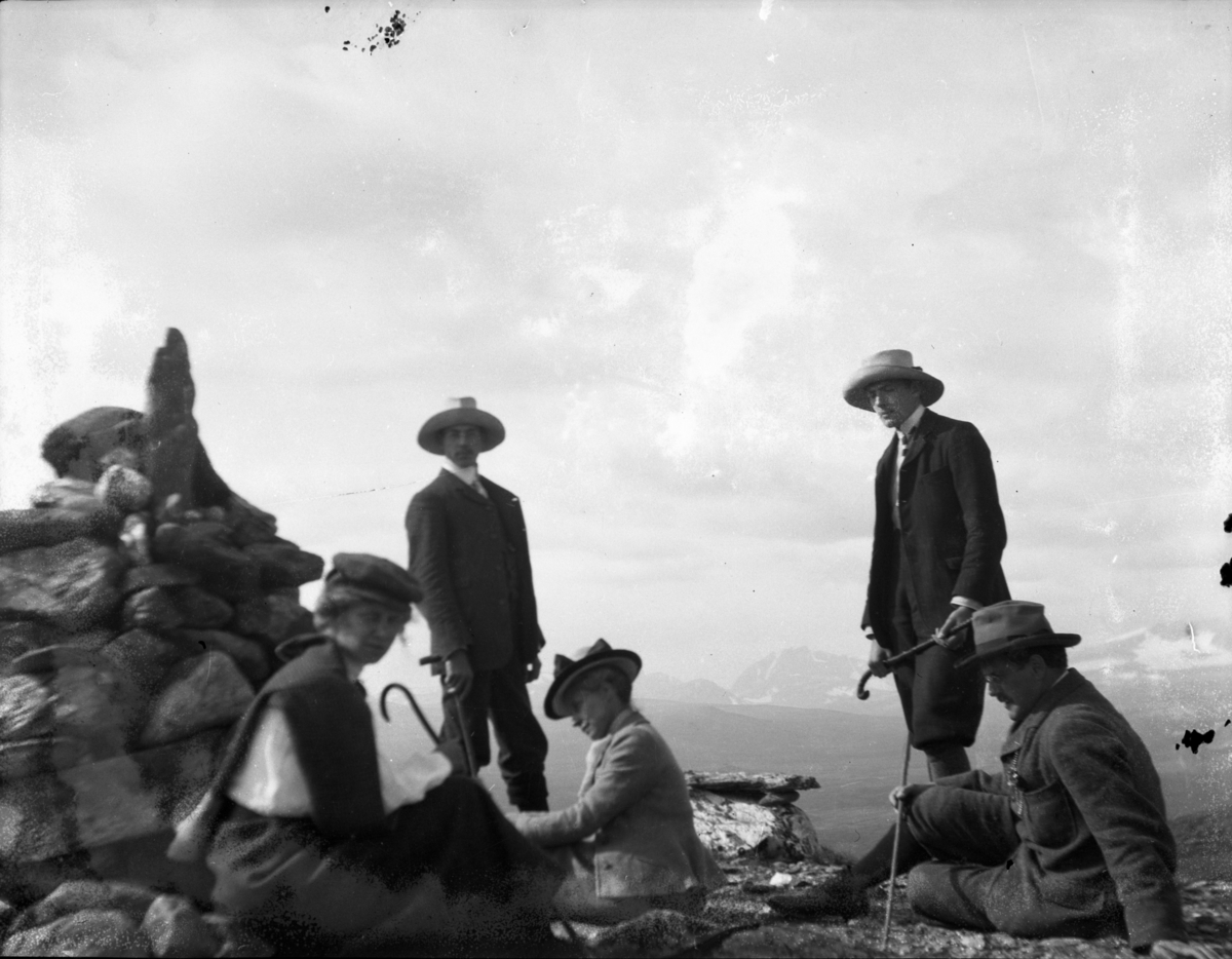 Rikard Berges fotoarkiv. Portretter, gruppebilder, landskap, fjellturer. Bilde nr. 4

Fotografier tatt av Rikard Berge. 642 nummer. Samlingen består av negativer bladfilm. Motivene er ført inn i egen protokoll av Berge. Protokollen har tittel "Bilæt-emne"