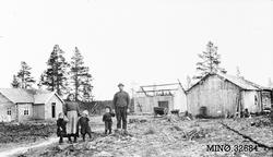 Familie på nybrottsbruk.