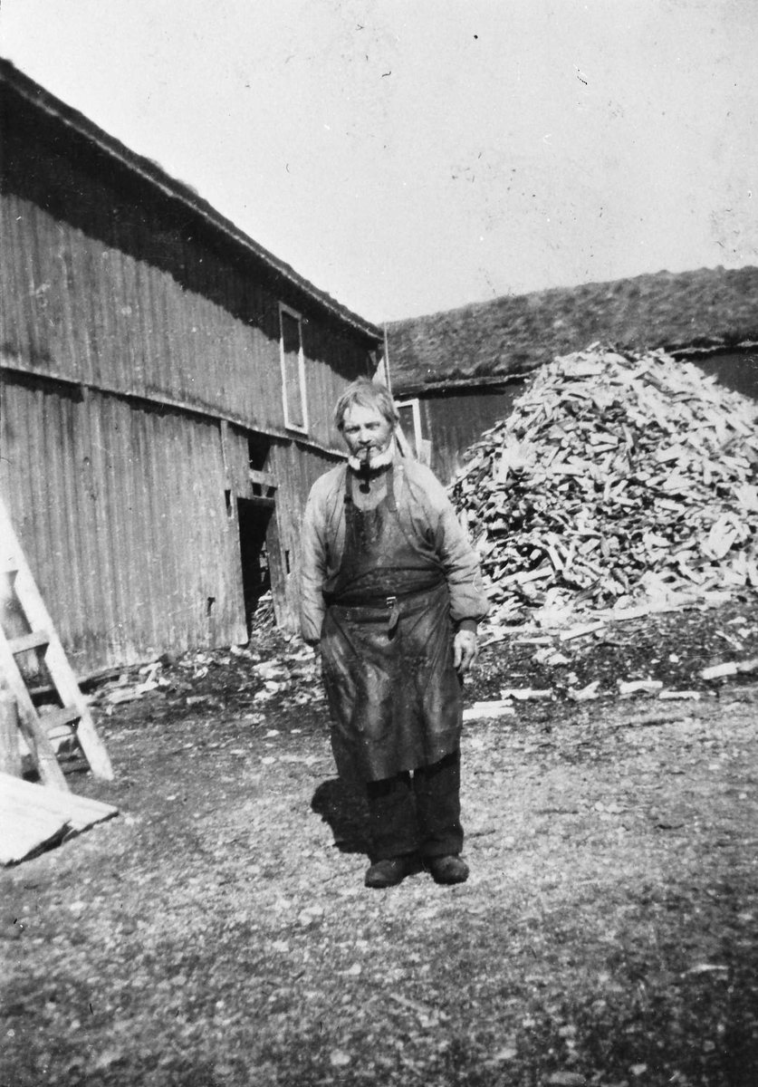 Uthus, klær, Tobias Grue (1842-1930) omreisende skomaker 