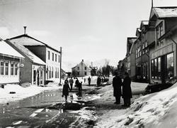 Strandgata på Sortland sett mot sør. På venstre side (nedsid