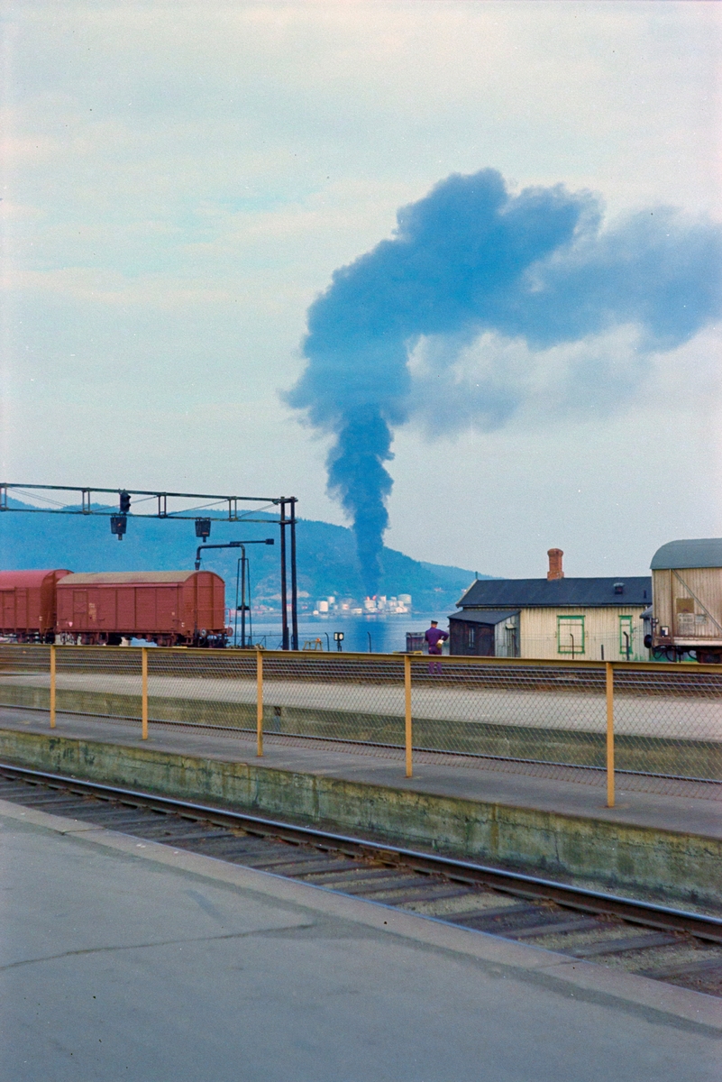 Brann i Esso sitt tankanlegg ved Trondheim, sett fra Trondheim stasjon.