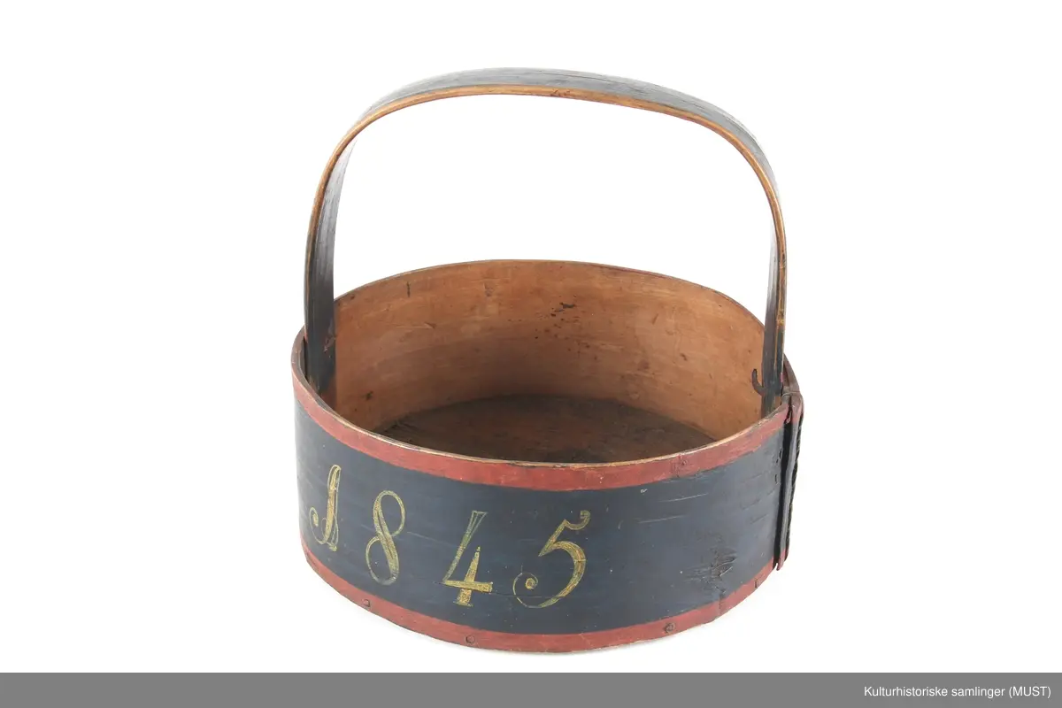 Lefsekorg i osp med bunn av furu.