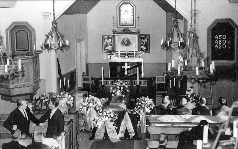 Johannes Johansson Oinoinen, N:a Viggen. Nitaho-Jussis begravning. F.16-5-1874. D.13-2-1965. Jordfästningen ägde rum i Nyskoga kyrka, lördagen den 27-2-1965 kl.14.00. Skogsarbetaren, målaren och vandraren Nitaho-Jussi av presidenten Kekkonen utnämnd till riddare av Finlands Lejon Orden såsom symbol och för de sista  15 ännu finsktalande i Värmland fd Finnskogen.