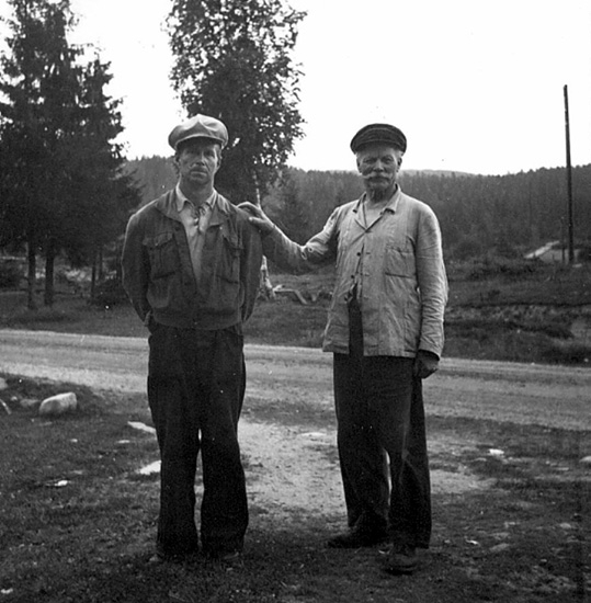 Från vänster:
Karl Persson f.1900 i Multtjärn Östmark
Nittaho-Jussi Johannes Johansson Oinoinen f.1874 i Nitaho N:a Viggen, Nyskoga