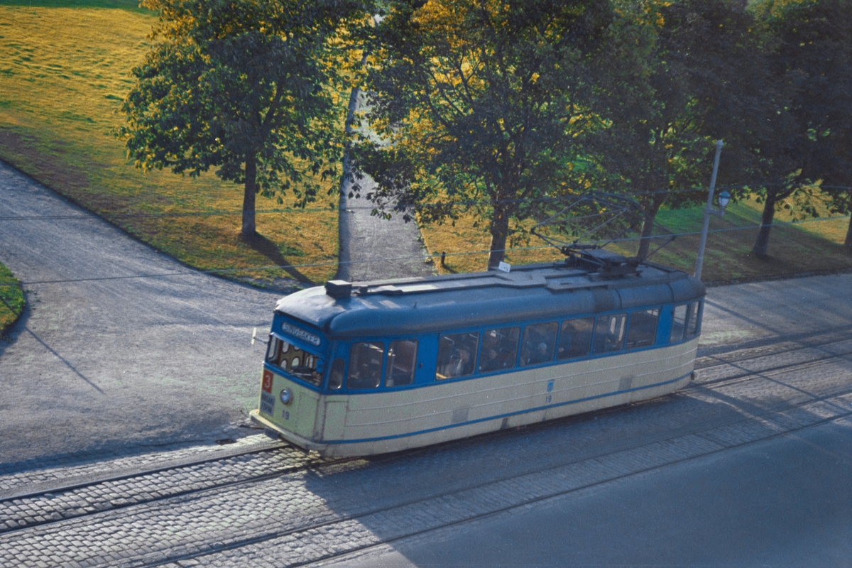 Trikk på linje 3 til Jernbanestasjonen, her ved Høyskolebroa i Trondheim. Trondheim Sporvei vogn 19.