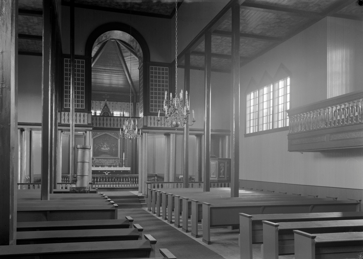 Børsa kirke, interiør etter ombygging i 1935. Fotografert mot øst, med midtgang og alter.
Omrammingen rundt altertavlen ble bygget om i 1936 for å tilpasses det nye interiøret, men her er det fortsatt den opprinnelige omrammingen.
