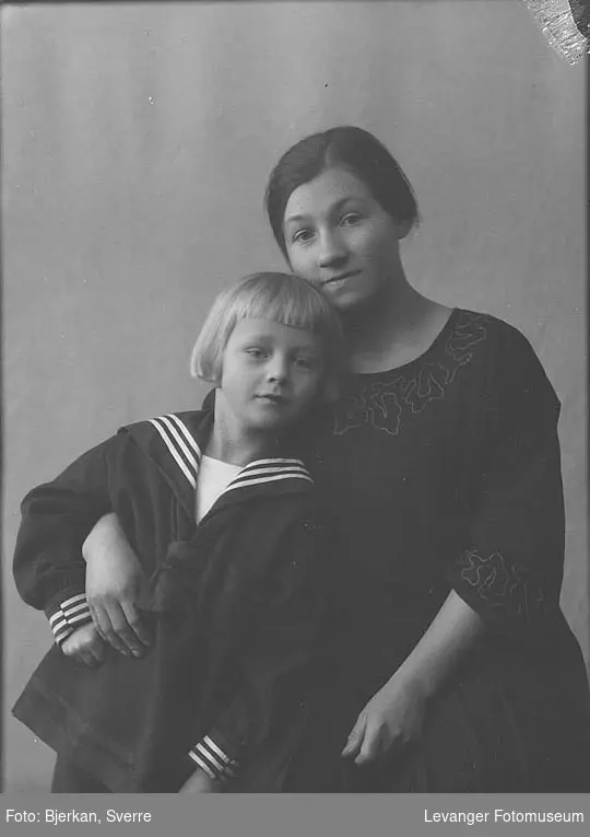 Portrett av en kvinne og en gutt. Kvinnen heter Berit Aune