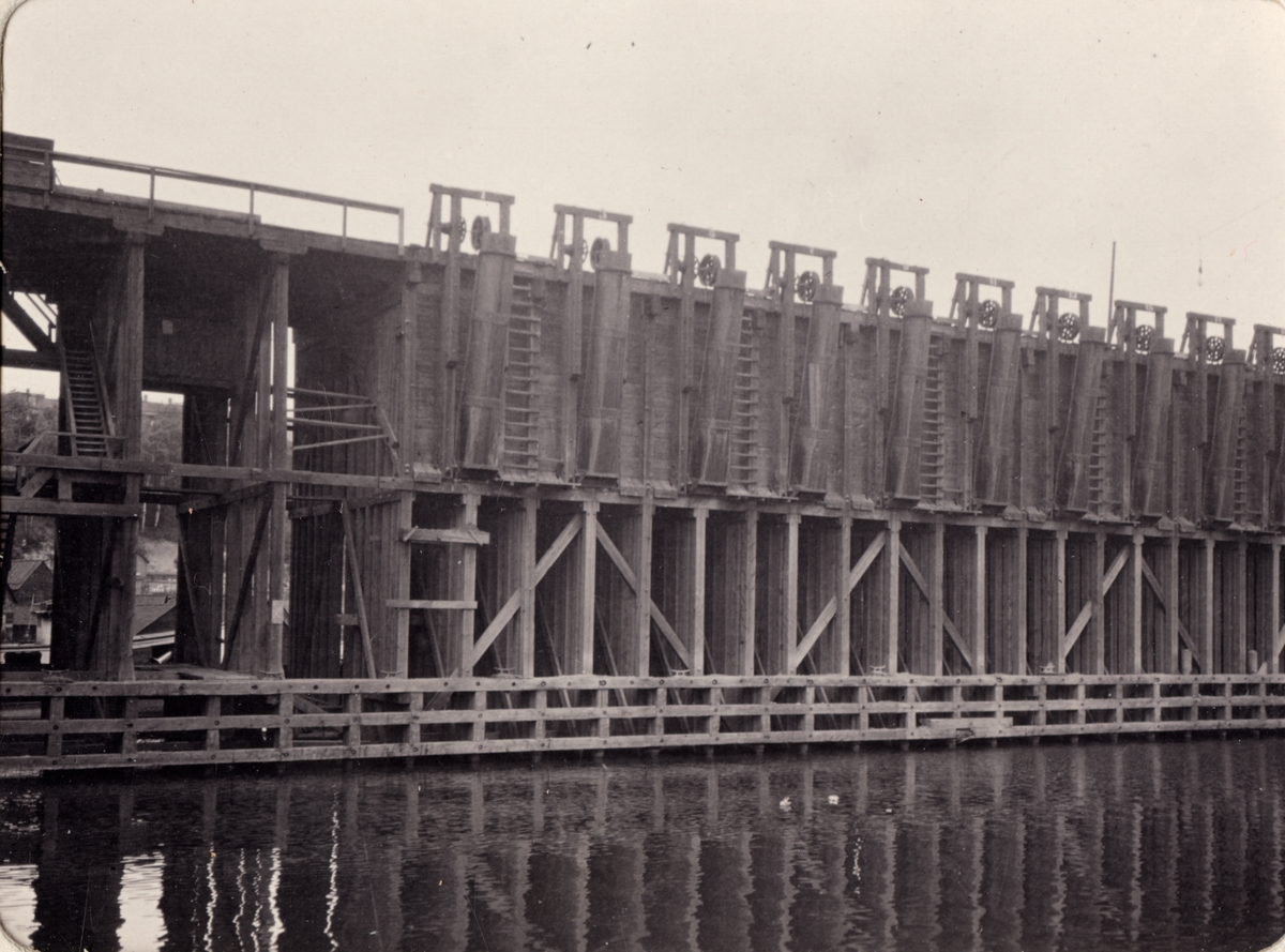 Lastningsbryggor för malm vid Lake Superior. Ur album Fotografier från amerikanska Träkolshyttor 1905/1906.
