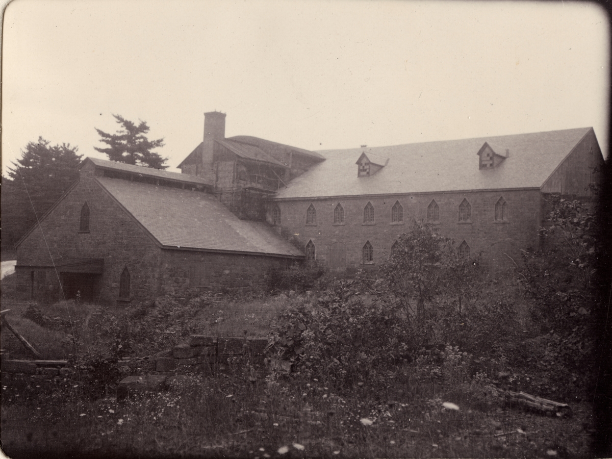 Öfvergiven (övergiven) träkolshytta i Östräa Pennsylvania. Ur album Fotografier från amerikanska Träkolshyttor 1905/1906.