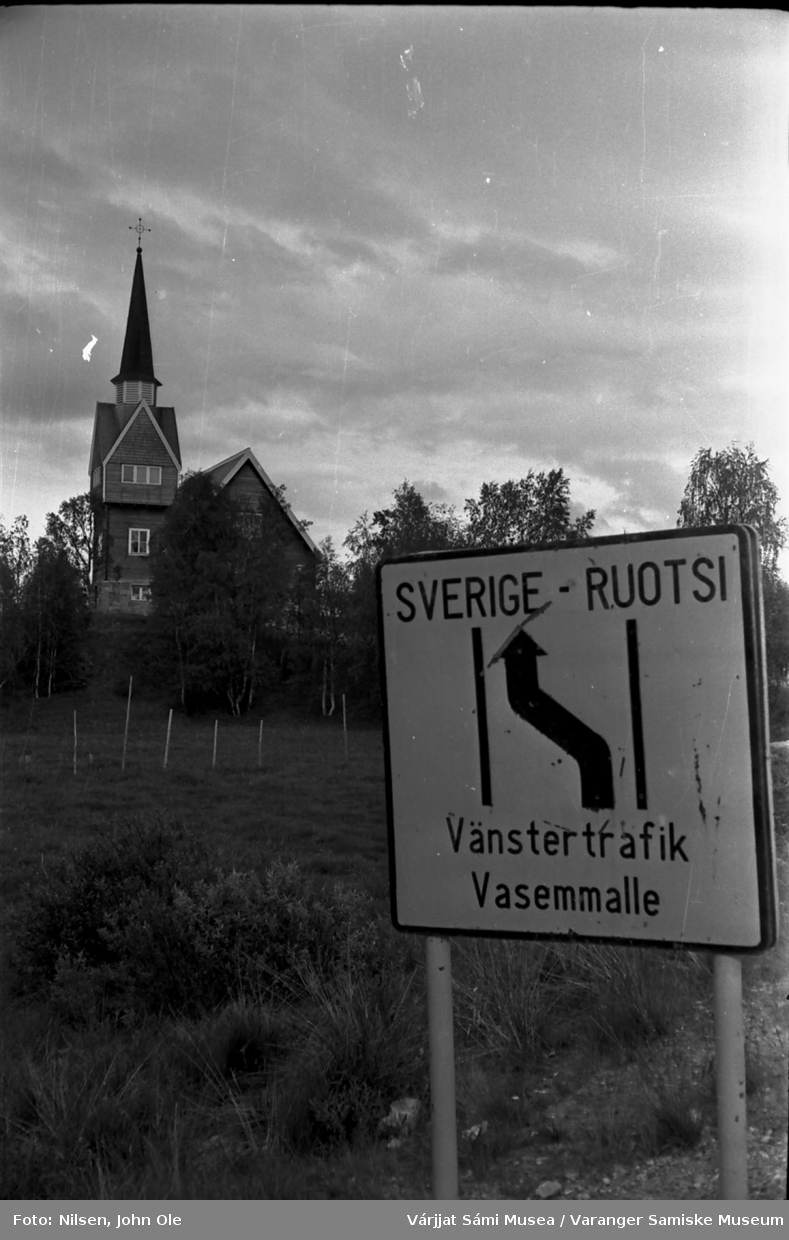 Karesuando kirke, grensen mellom Finland og Sverige. Veiskilt i forgrunnen som minner om at det er venstrekjøring i Sverige. Juli 1967.