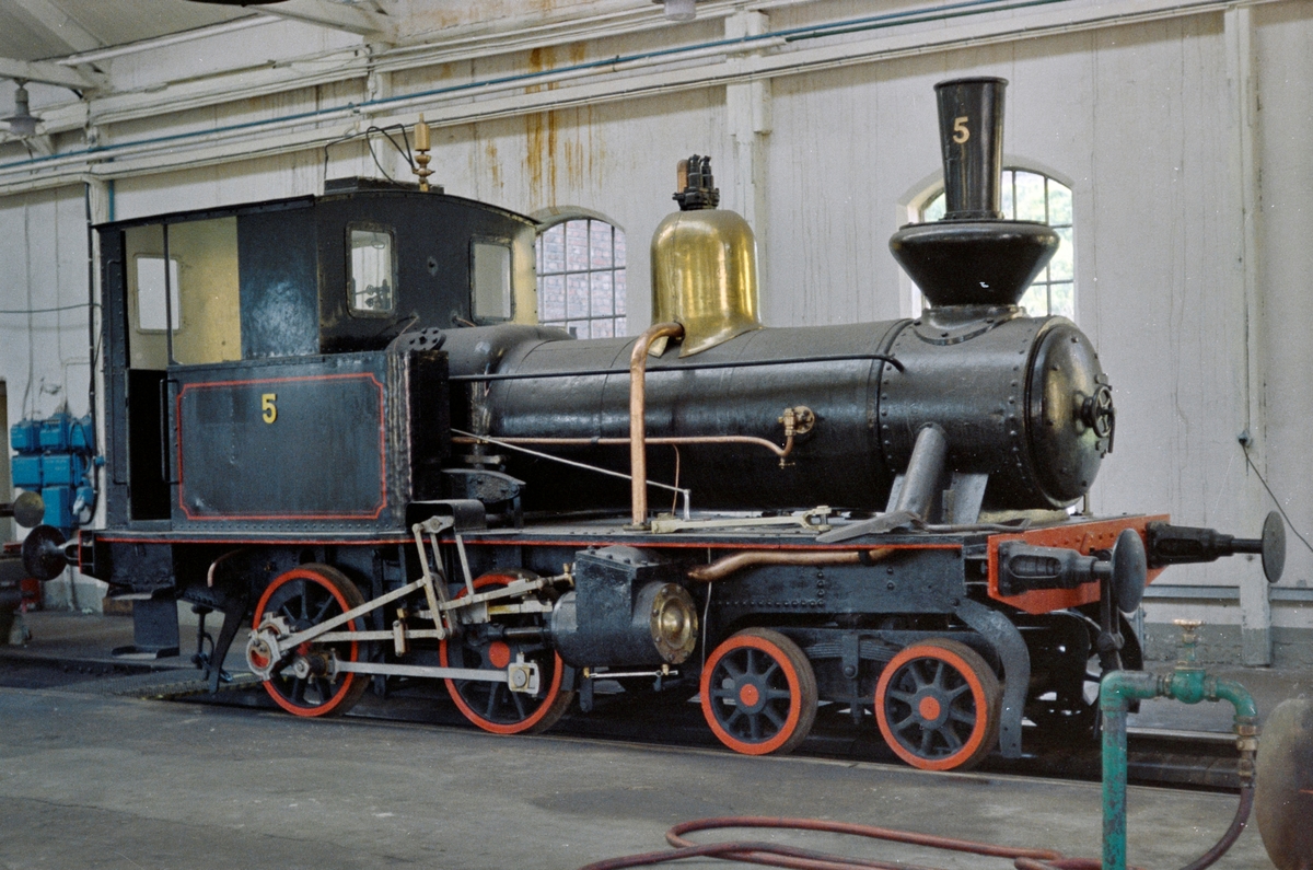 Damplokomotivet Bifrost i lokomotivstallen i Narvik. Lokomotivet ble senere stilt ut på Narvik stasjon.