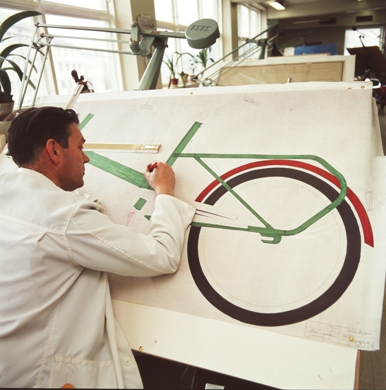 Konstruksjon av kombisykkel med store hjul på tegnebrett i sykkelfabrikken til Jonas Øglænd AS på Sandnes