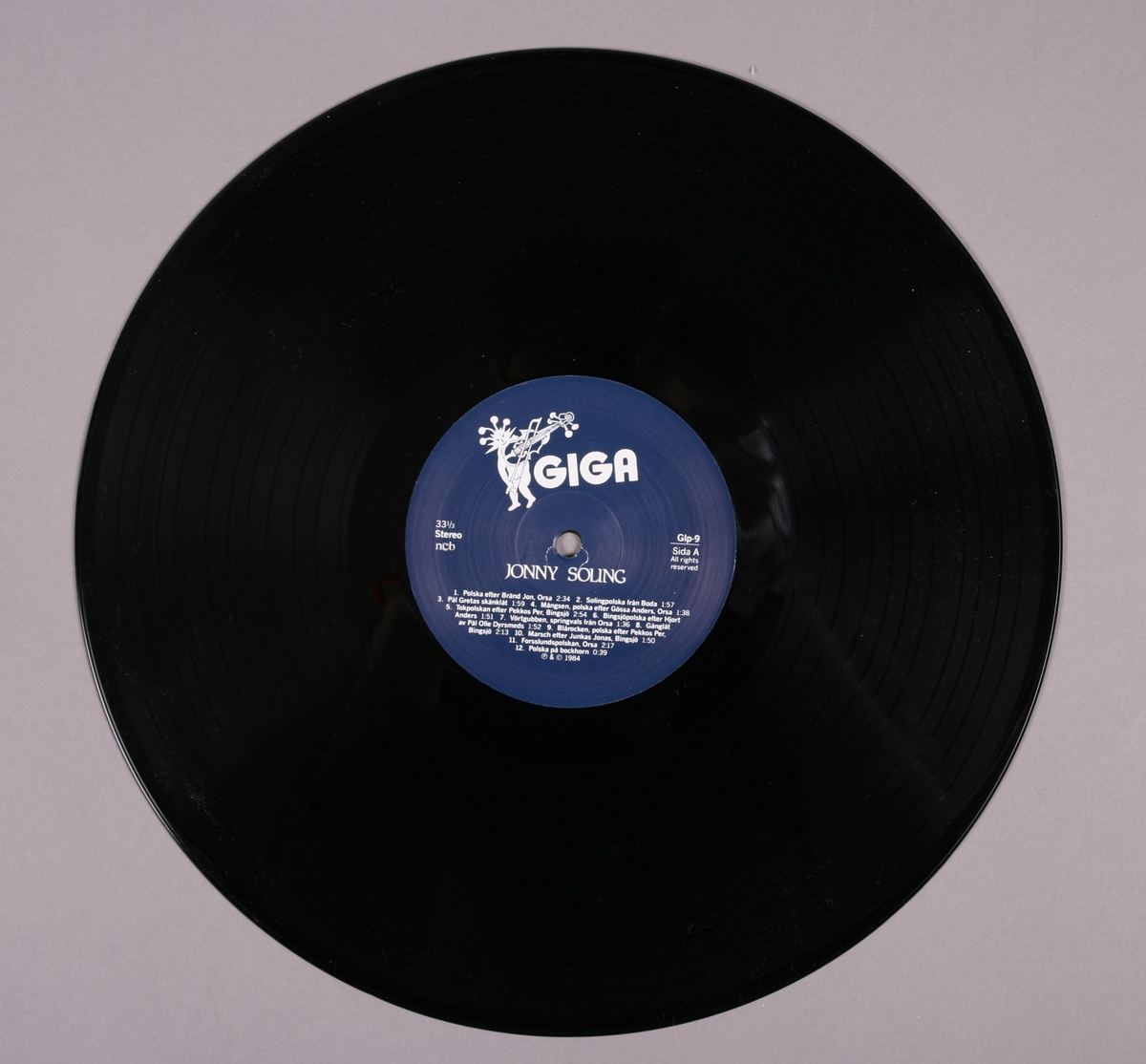 Grammofonplate i svart vinyl og plateomslag i papp. Plata ligger i en papirlomme som er signert med hilsen fra Jonny Soling (se bilde).