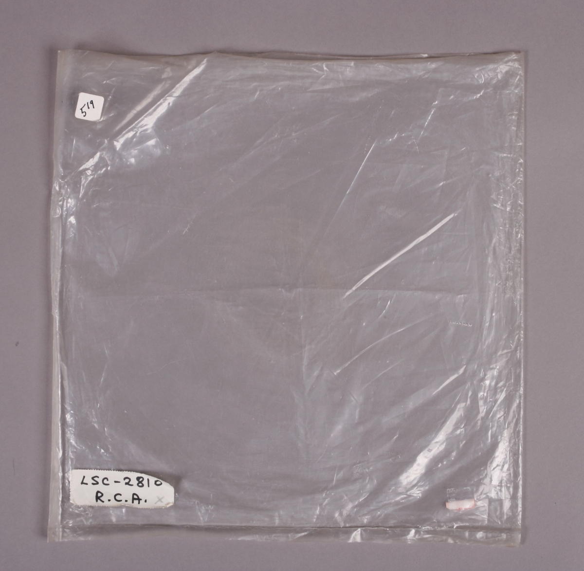 Grammofonplate i svart vinyl. Platen ligger i en plastlomme som har to merkelapper merket "LSC-2810 R.C.A. x" og "519", samt en prislapp merket "street price $3.49" (se bilde).