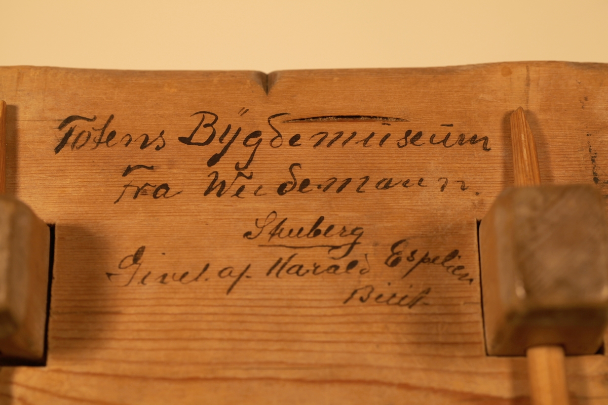 Smørforma er firkanttet med pyramideformet lokk, utskårne hjerte, blad og stjerne.