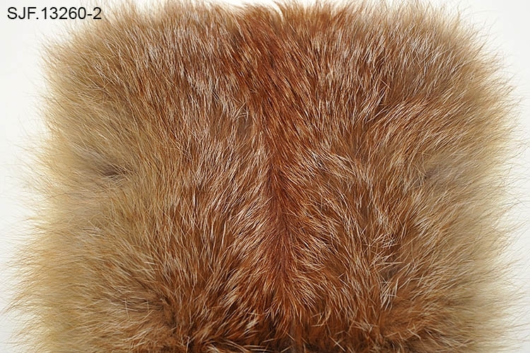 Rødrevskinn, vinterpels, som er bearbeidet til klappeprøve. Skinnet er kvadratisk, cirka 16, 5 x 16, 5 cm. 