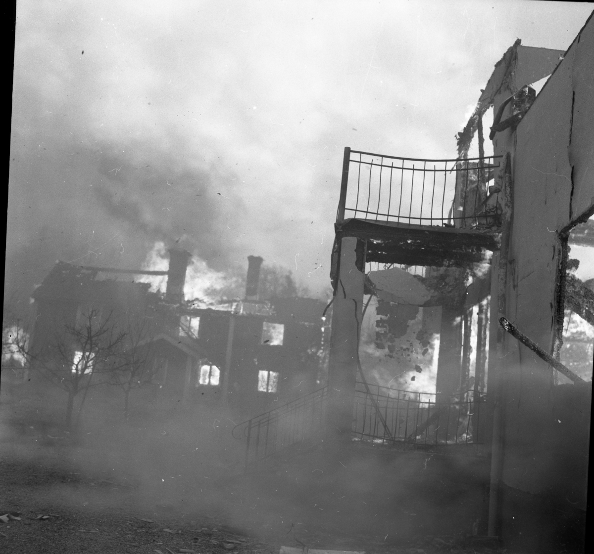 Byggnader brinner i Björkenäs, februari 1964.
