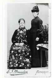 Portrett av frå v.Ingebjørg Mykleset og Ragnhild Mykleset.