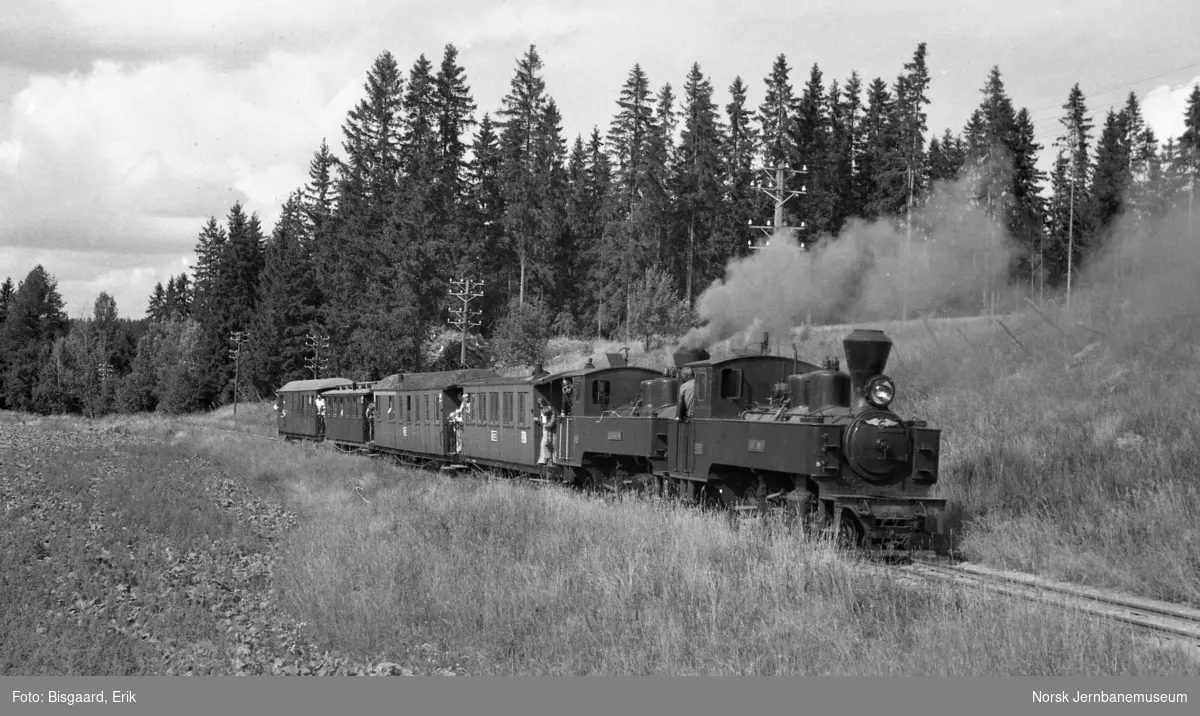 Damplokomotivene nr. 6 "Høland" og 4 "Setskogen" med persontog på Urskog-Hølandsbanen