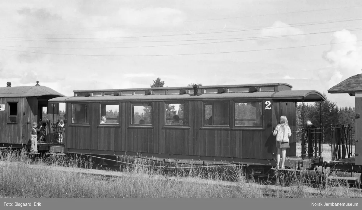 Personvogn litra Bo nr. 10 med reisende på Urskog-Hølandsbanen