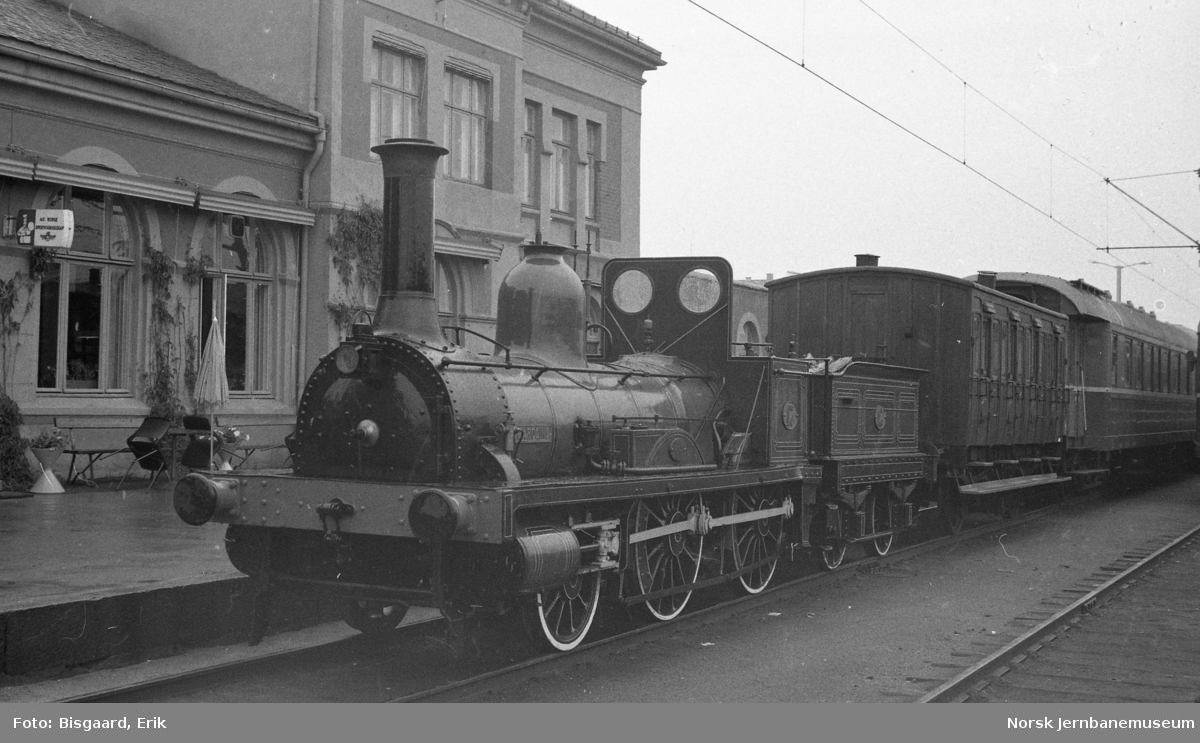 Damplokomotivet "Caroline" på Hamar stasjon under Jernbanedagene i 1977
